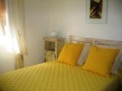 chambre avec un grand lit
