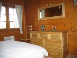 chambre avec un grand lit