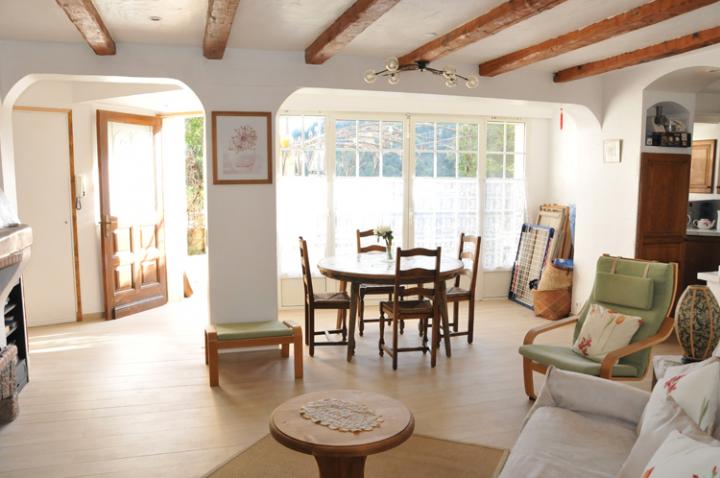 chambre avec un grand lit