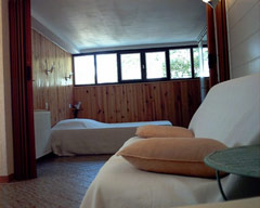 chambre avec un grand lit