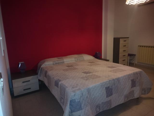chambre avec un grand lit