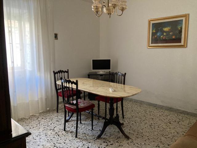 chambre avec un grand lit