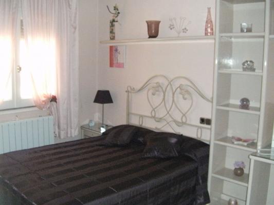 chambre avec un grand lit