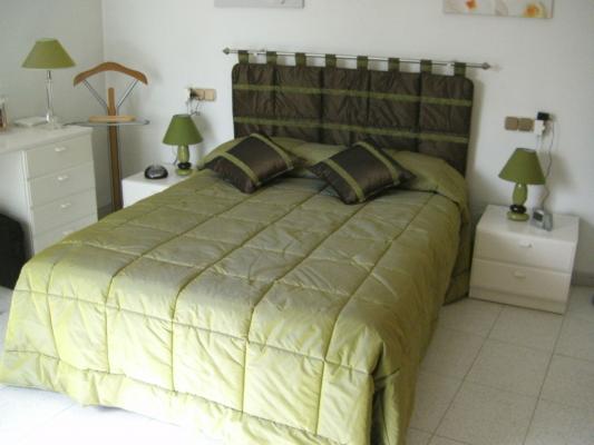 chambre avec un grand lit